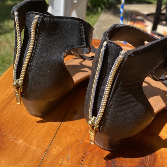 PRICE DROP!! Low heel sandals - Picture 3 of 6